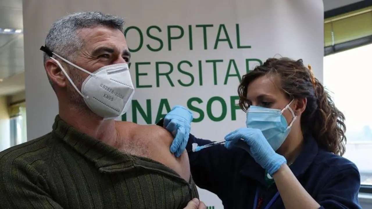  Profesional sanitario vacunado en el Hospital Universitario Reina Sof&iacute;a 