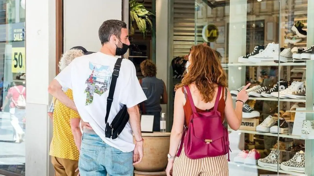  Varias personas observando el escaparate de una tienda de zapatos / Pilar Gázquez. 