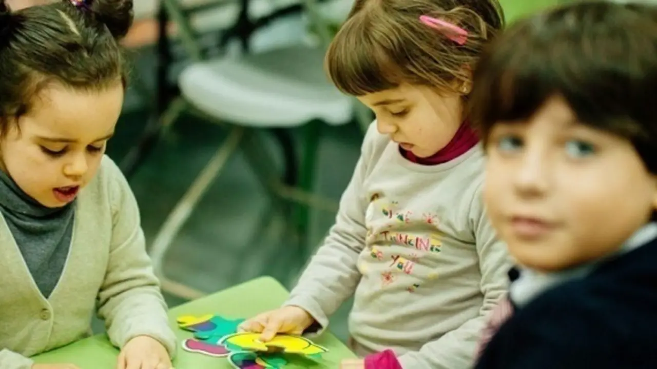  Ni&ntilde;os con juguetes. Imagen de archivo 