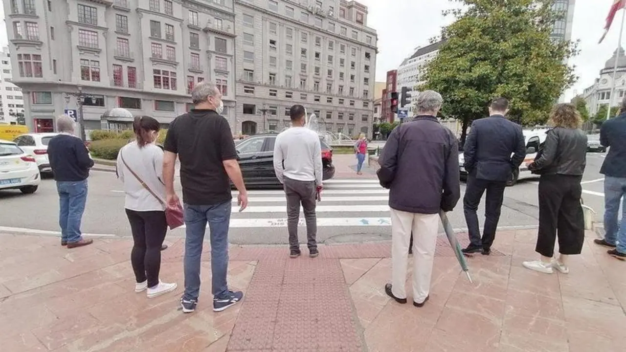  Gente por la calle en Oviedo. - EUROPA PRESS 