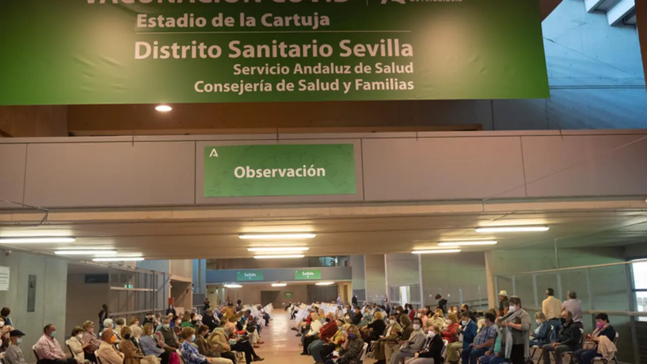  Archivo - Varias personas esperan en el &aacute;rea de observaci&oacute;n despu&eacute;s de que les hayan administrada la vacuna contra el Covid-19, en el Estadio de la Cartuja, en Sevilla, (Espa&ntilde;a) - Eduardo Briones - Europa Press - Archivo 