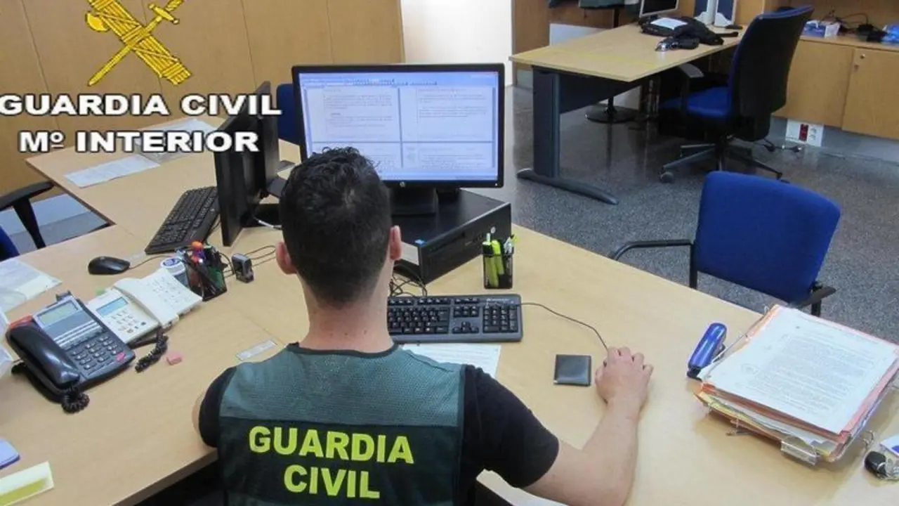  Un guardia civil en tareas de investigaci&oacute;n. // EP 