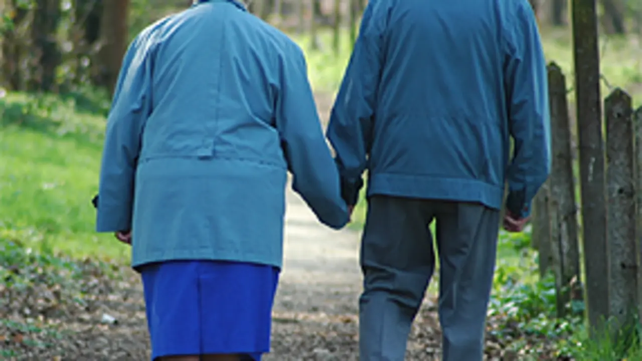  Mayores ancianos paseando 