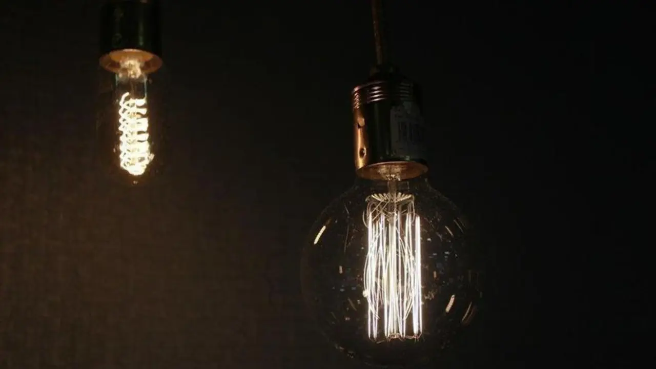  Archivo - Varias bombillas encedidas. - EUROPA PRESS - Archivo 