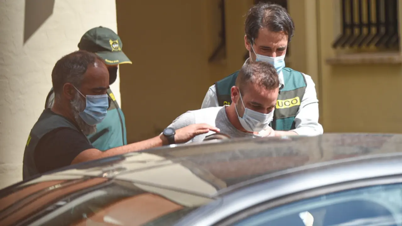  Efectivos de la Guardia Civil han localizado este jueves el cuerpo sin vida de Wafaa Sebbah, la joven vecina de la Pobla Llarga desaparecida en noviembre de 2019 en Carcaixent (Valencia), seg&uacute;n ha podido saber Europa Press de fuentes conocedoras del hallazgo.

La Guardia Civil, en el marco de las investigaciones que ha estado realizando para resolver la desaparici&oacute;n de la chica, de 19 a&ntilde;os en 2019, ha confirmado en un comunicado que ha llevado a cabo una primera inspecci&oacute;n visual en un pozo situado en Carcaixent, la &uacute;ltima poblaci&oacute;n de la que se ten&iacute;an noticias de la localizaci&oacute;n de Wafaa y que hab&iacute;a sido propiedad de la familia del hombre detenido por su presunta implicaci&oacute;n en los hechos.

Tras realizar esta inspecci&oacute;n, seg&uacute;n la nota oficial, han aparecido "lo que podr&iacute;an ser restos humanos", por lo que se ha dado aviso a la autoridad judicial para proceder en presencia del juez y en las pr&oacute;ximas horas, a extraerlos del pozo "as&iacute; como todos aquellos elementos que puedan aparecer y se consideren de inter&eacute;s para la investigaci&oacute;n". A falta de una identificaci&oacute;n gen&eacute;tica, los restos podr&iacute;an pertenecer a la desaparecida, seg&uacute;n la Guardia Civil.

Los restos han sido localizados a punto de cumplirse las 24 horas de la detenci&oacute;n del presuntamente implicado en la desaparici&oacute;n de la joven. Se trata de un hombre de nacionalidad espa&ntilde;ola y con diversos antecedentes, entre ellos, por delitos de violencia de g&eacute;nero. El hombre fue arrestado este mi&eacute;rcoles en la localidad de Manuel, y trasladado a dependencias de la Guardia Civil.

El detenido ha sido trasladado durante la ma&ntilde;ana para hacer unos registros y ha regresado a mediod&iacute;a al cuartel de la Guardia Civil de Carcaixent, para volver a salir de nuevo a primera hora de la tarde.

Seg&uacute;n fuentes consultadas, ha sido el detenido quien finalmente se habr&iacute;a ofrecido a llevar a los agentes hasta el lugar donde se han localizado los restos de Wafaa, tras ir su madre a la primera finca donde se estaban realizando los registros, dentro de la planificaci&oacute;n que ten&iacute;an preparada los investigadores.

El detenido habr&iacute;a dicho entonces que les llevaba hasta este pozo, de regad&iacute;o y de unos 20 metros de profundidad que est&aacute; en una finca que en su d&iacute;a perteneci&oacute; a la familia pero en la que ahora reside otra persona y del que tienen que sacar los restos, una vez comprobado que, efectivamente, estaban all&iacute;, seg&uacute;n las fuentes consultadas. El arrestado podr&iacute;a pasar este s&aacute;bado a disposici&oacute;n judicial. 