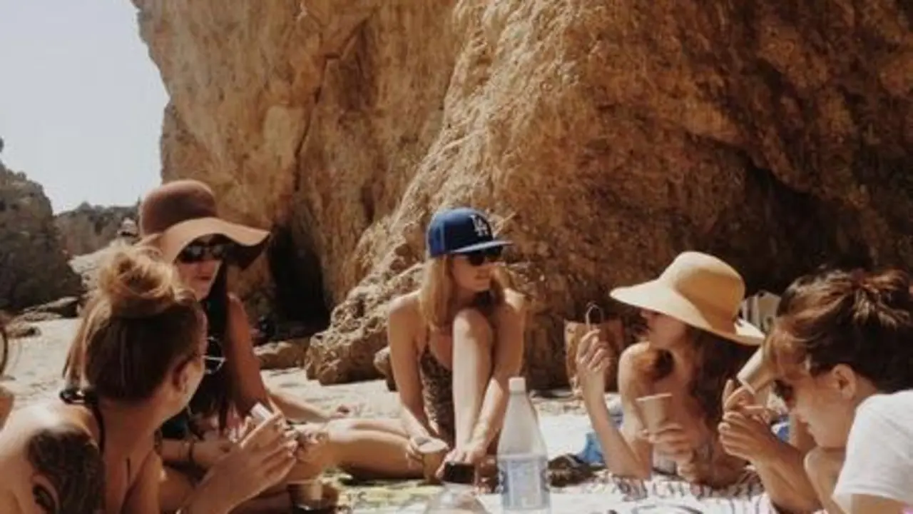  Amigas en la playa. Pinterest 