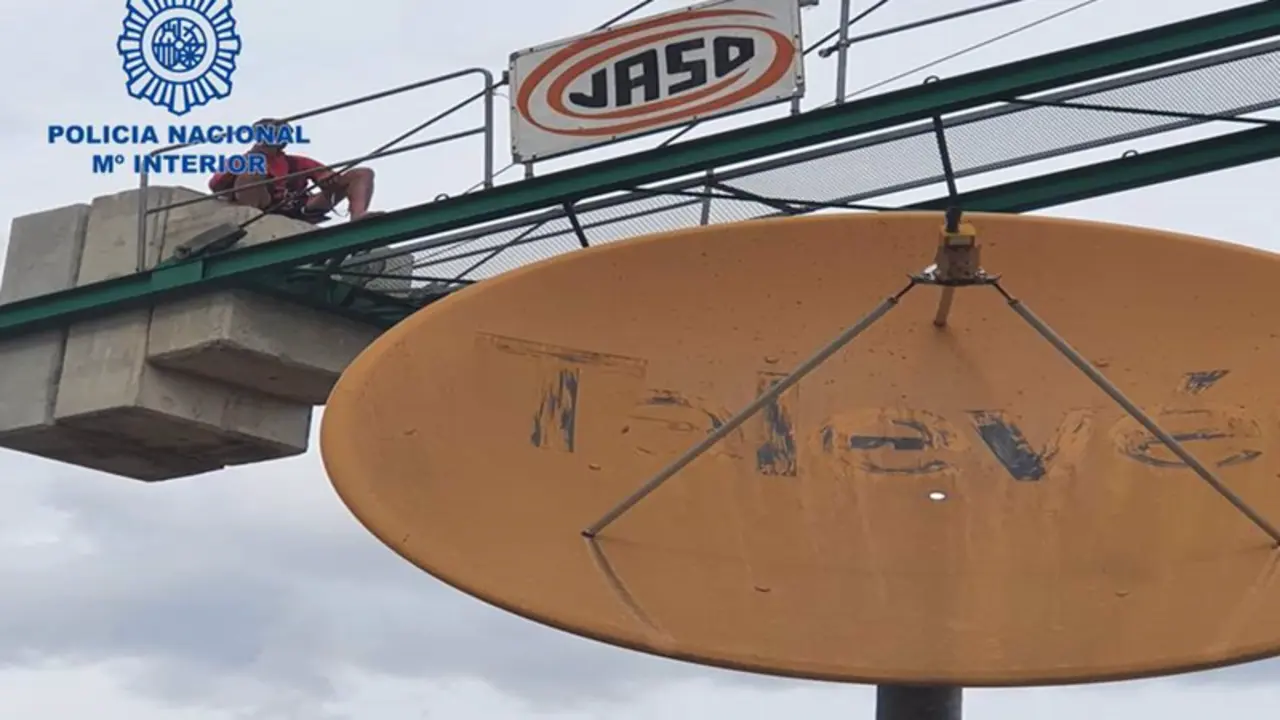  Imagen de la persona que permaneci&oacute; 23 horas subida a una gr&uacute;a en Pamplona - POLIC&Iacute;A NACIONAL 