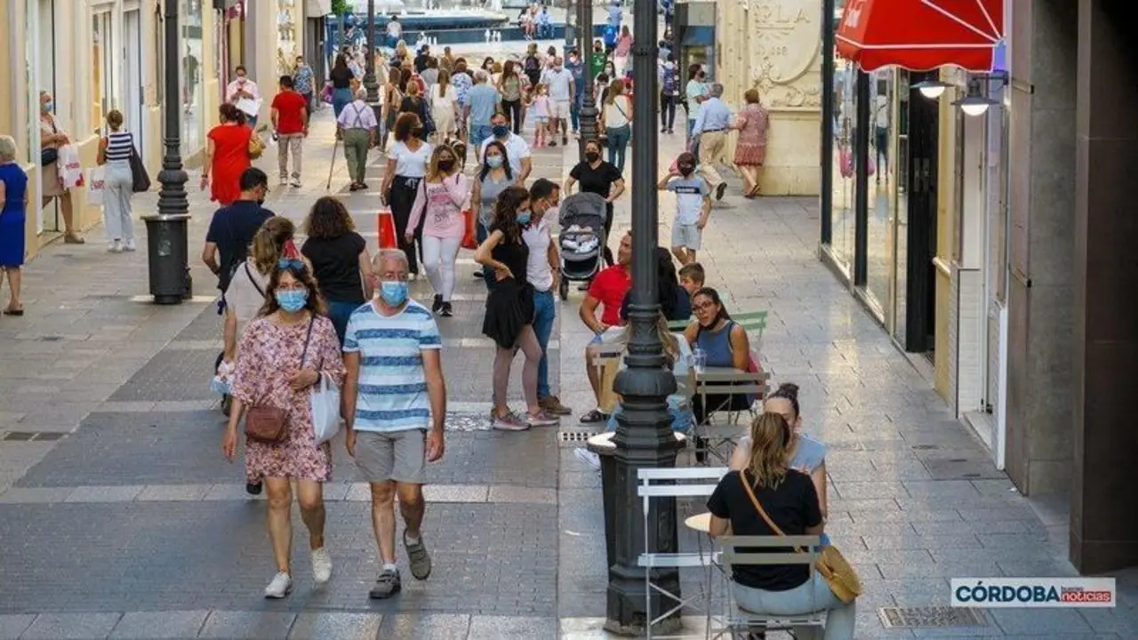  Gente paseando en Calle Conde de Gondomar. | Jos&eacute; Le&oacute;n. 