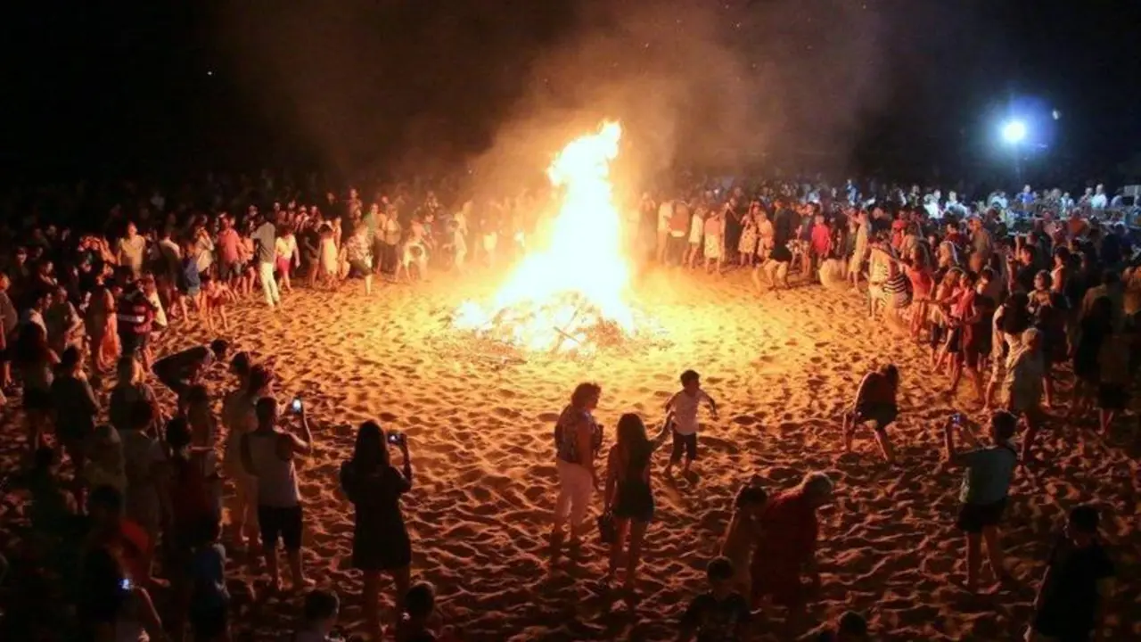  Hoguera de la Noche de San Juan en Guardamar del Segura, Alicante - Facebook - Guardamar Turisme 