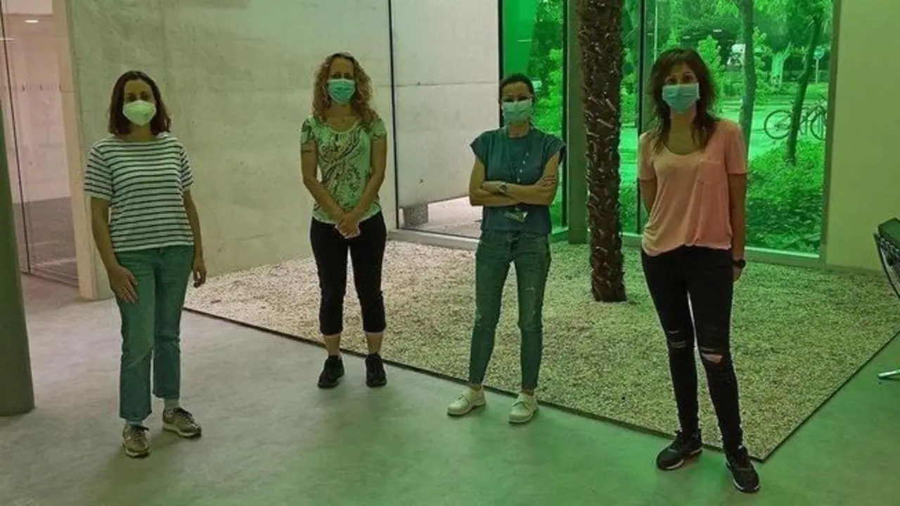  Sara Rodr&iacute;guez Mora, Mayte Coiras, Montserrat Torres y Elena Mateos, firmantes del art&iacute;culo junto a Lorena Vig&oacute;n, Mar&iacute;a Teresa L&oacute;pez-Huertas, Javier Garc&iacute;a-P&eacute;rez y Jos&eacute; Alcam&iacute;, en el Centro Nacional de Microbiolog&iacute;a del ISCIII. - ISCIII 