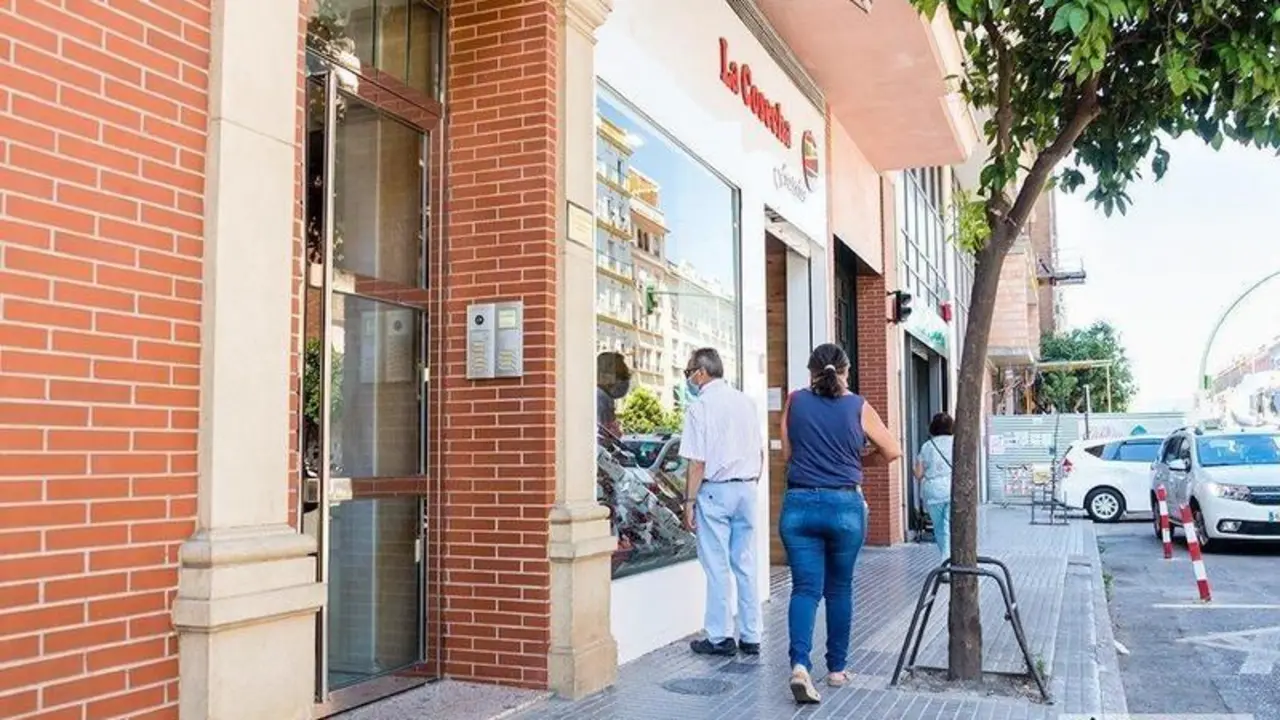  Hombre observando un escaparate / Pilar Gázquez. 