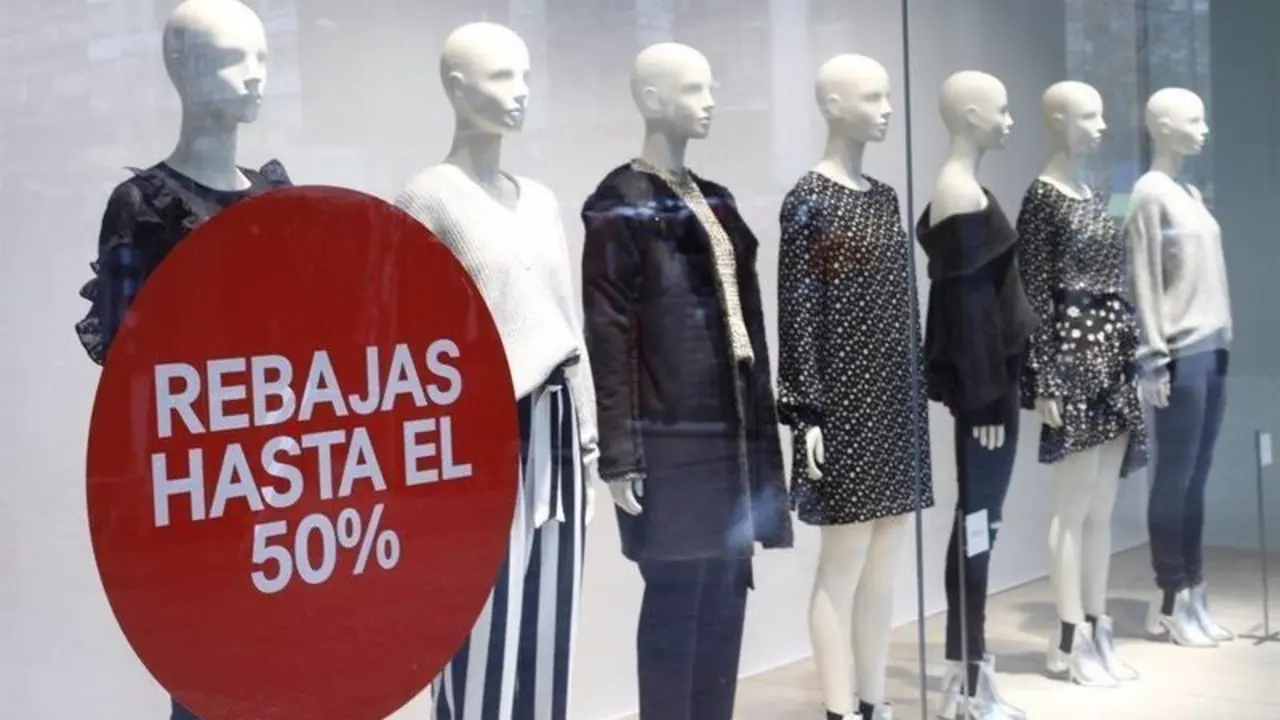 Imagen de los escaparates de las tiendas en temporada de Rebajas