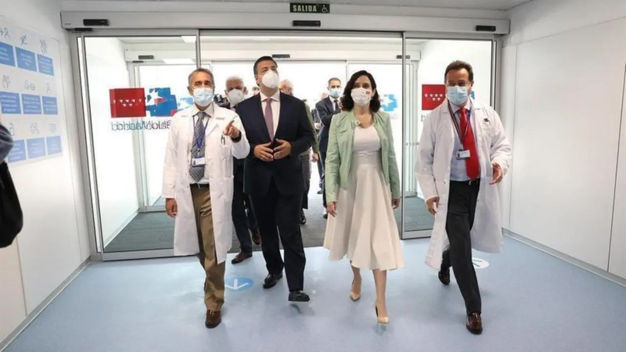  El presidente del Comit&eacute; Europeo de las Regiones, Apostolos Tzitzikostas; y la presidenta de la Comunidad de Madrid, Isabel D&iacute;az Ayuso durante su visita al Hospital Enfermera Isabel Zendal de Madrid - EUROPA PRESS 