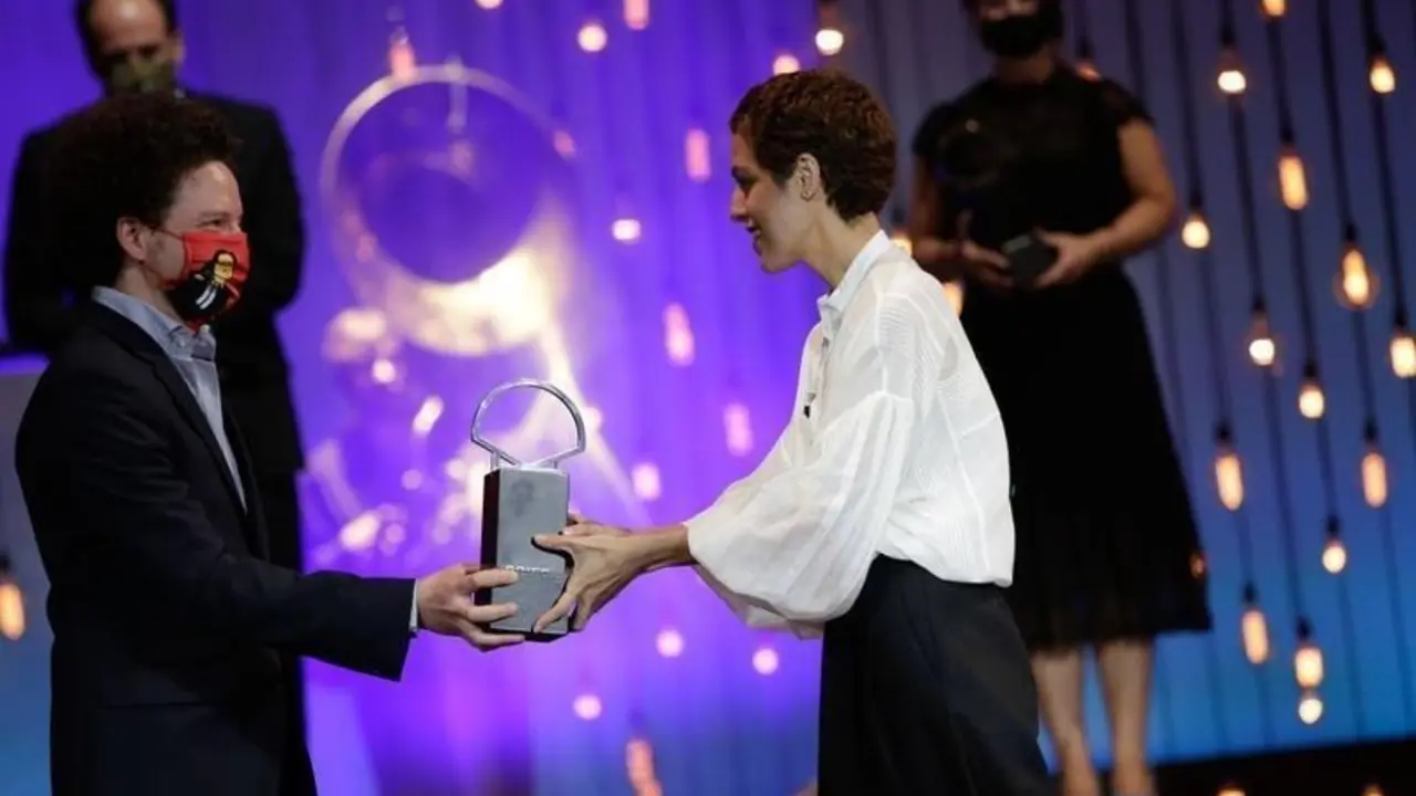  Dea Kulumbegashvili, directora premiada en el Festival de San Sebasti&aacute;n - Facebook - Donostia Zinemaldia 