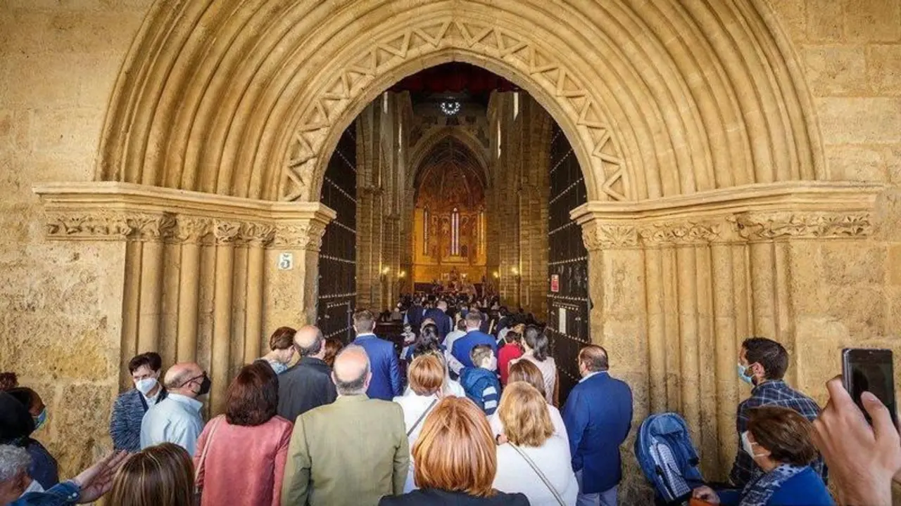  Gente haciendo cola para acceder a misa, Iglesia de San Lorenzo. / Jos&eacute; Le&oacute;n. 