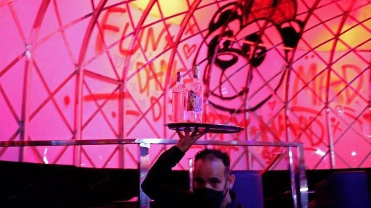  Un camarero del Panda Club en su sesi&oacute;n de reapertura a 21 de junio de 2021, en Madrid (Espa&ntilde;a), tras la ca&iacute;da de las medidas restrictivas para el ocio nocturno madrile&ntilde;o por la pandemia. - C&eacute;zaro De Luca - Europa Press 