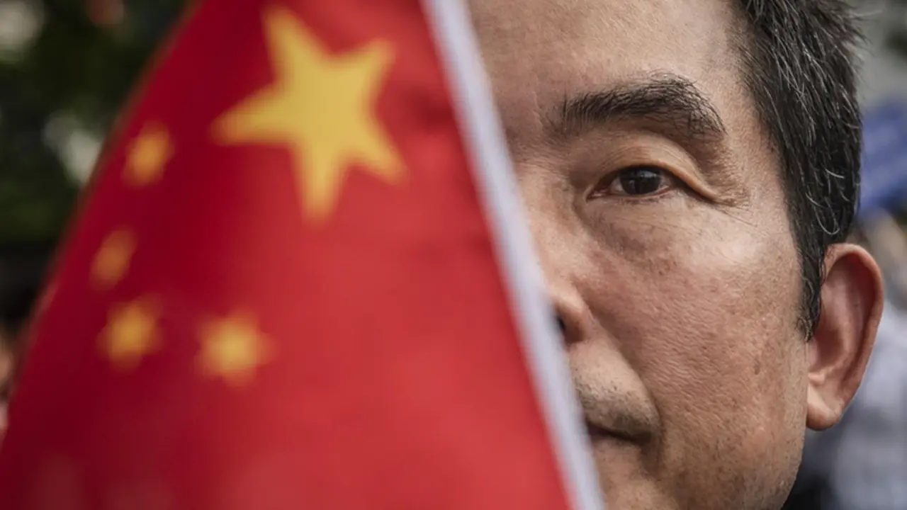  Archivo - Un hombre con una bandera de China - Miguel Candela/SOPA Images via Z / DPA - Archivo 