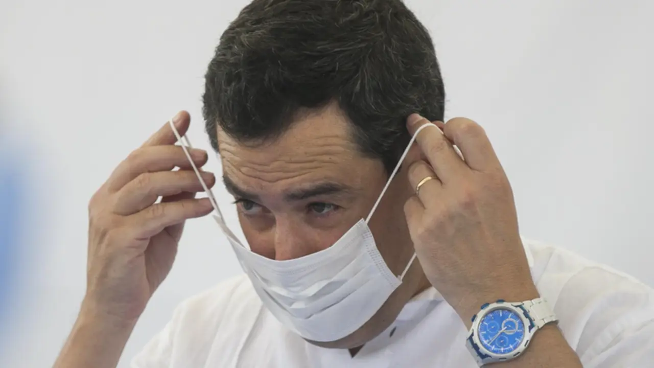  Archivo - El presidente de la Junta de Andaluc&iacute;a, Juanma Moreno coloc&aacute;ndose una mascarilla. - Mar&iacute;a Jos&eacute; L&oacute;pez - Europa Press - Archivo 
