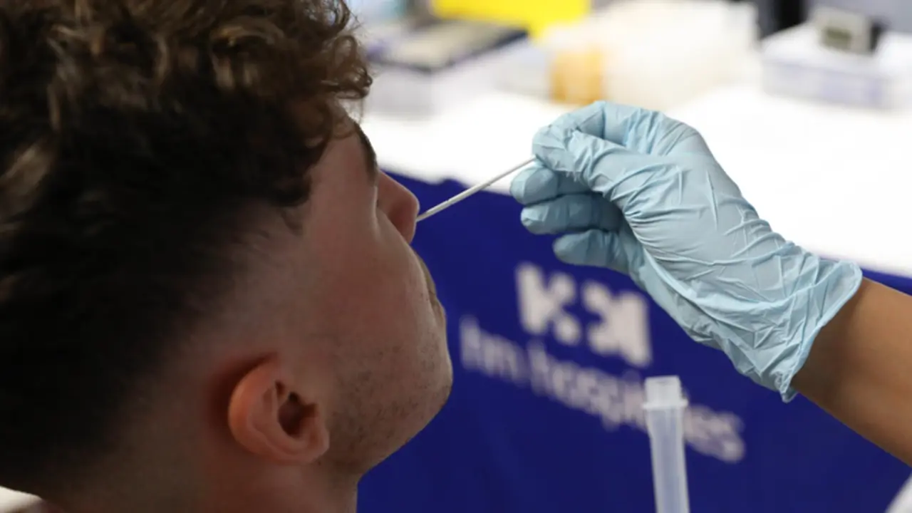  Un sanitario realiza un test de ant&iacute;genos a un hombre. - Marta Fern&aacute;ndez Jara - Europa Press 