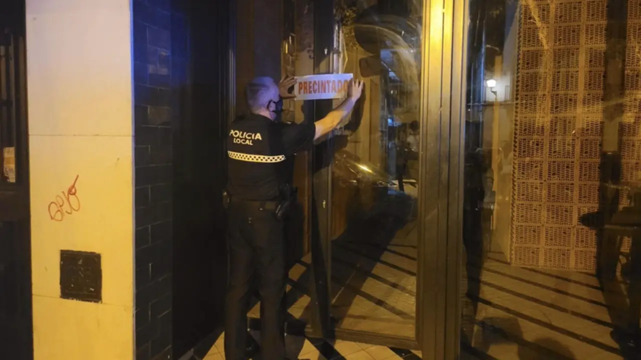  Precinto de un bar en la Alameda - EMERGENCIAS SEVILLA 