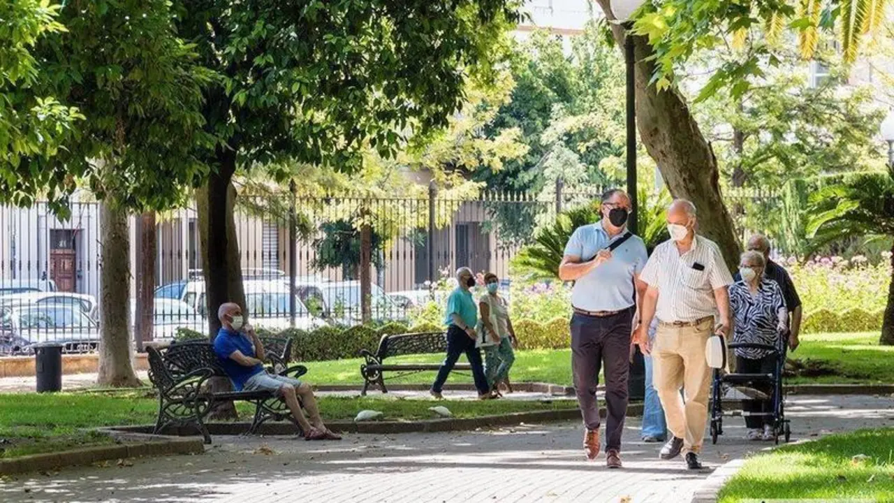  Gente paseando por los Jardines de la Merced / Pilar Gázquez. 