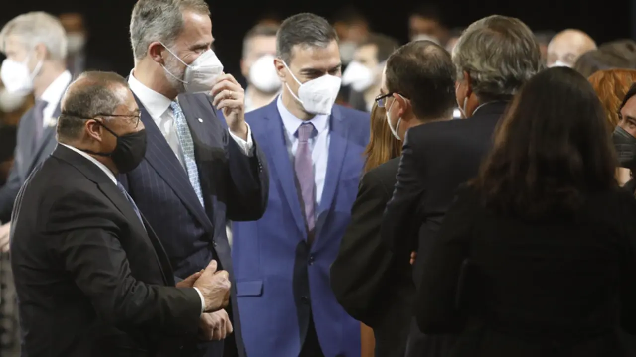  El Rey Felipe VI y el presidente del Gobierno, Pedro S&aacute;nchez, durante la cena inaugural del Mobile World Congress - KIKE RINC&Oacute;N - EUROPA PRESS 