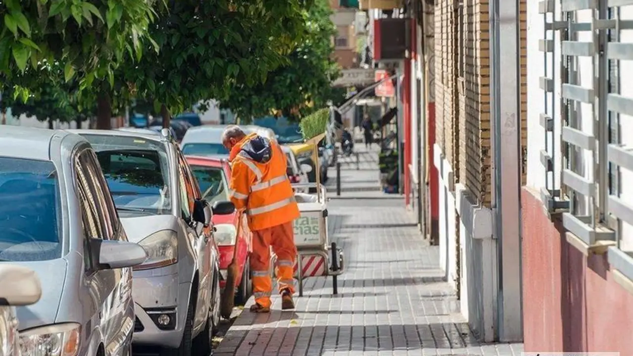  Barrendero trabajando en el barrio de Santa Rosa / Pilar Gázquez. 