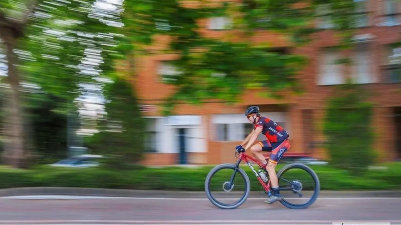  Ciclista en carril bici. | Jos&eacute; Le&oacute;n. 