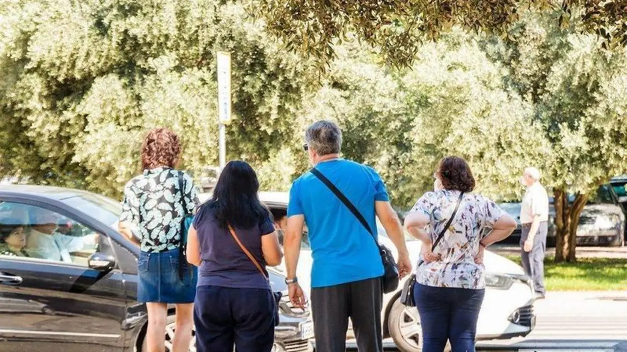  Gente esperando para pasar un paso de peatones / Pilar Gázquez. 