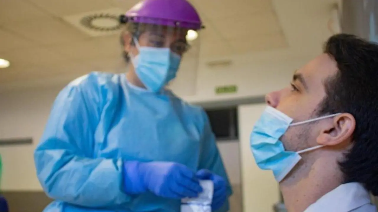  Sanitaria se prepara para hacer una prueba PCR. EP 