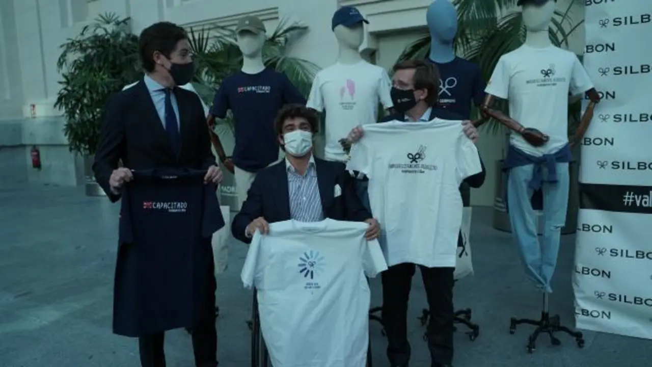  Pablo L&oacute;pez, CEO de Silbon, Jos&eacute; Luis Mar&iacute;nez Almeida, alcalde de Madrid, y Dani Caverzaschi vigente campe&oacute;n de Espa&ntilde;a en tenis en silla y representante de la Comunidad de Madrid en los Juegos Paral&iacute;mpicos de Tokio 2021. - SILBON. 