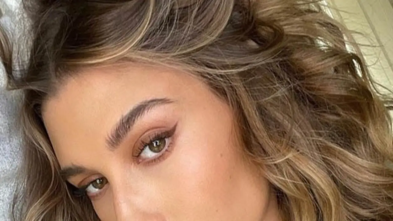 El bronde de Hailey Bieber - Instagram - @amandaleehair