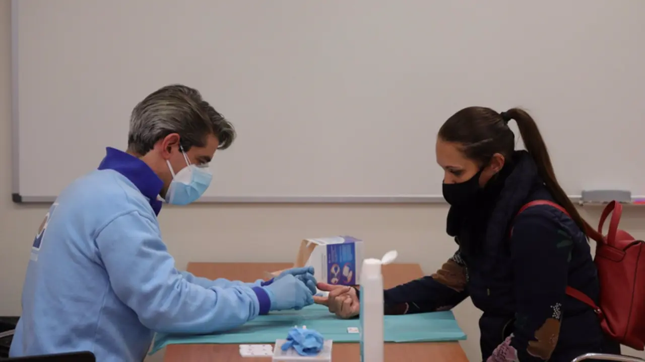  Archivo - Sevilla.-Cvirus.-La US registra 23 casos positivos por Covid en la &uacute;ltima semana, uno m&aacute;s que en la anterior - MAR&Iacute;A JOS&Eacute; L&Oacute;PEZ/ EP - Archivo 