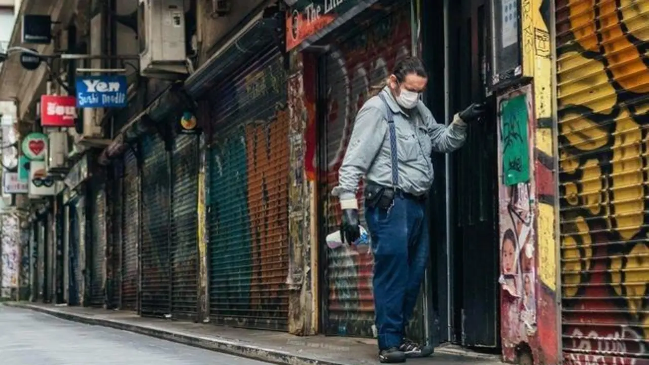  Hombre cerrando su negocio - Facebook - Australia Locked Down 