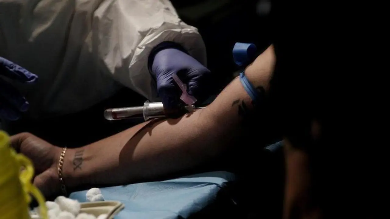  Un sanitario saca sangre a una mujer en el Centro de las Artes Auditorium Municipal de Arroyomolinos, Madrid (Espa&ntilde;a), a 7 de septiembre de 2020. - Eduardo Parra - Europa Press - Archivo 