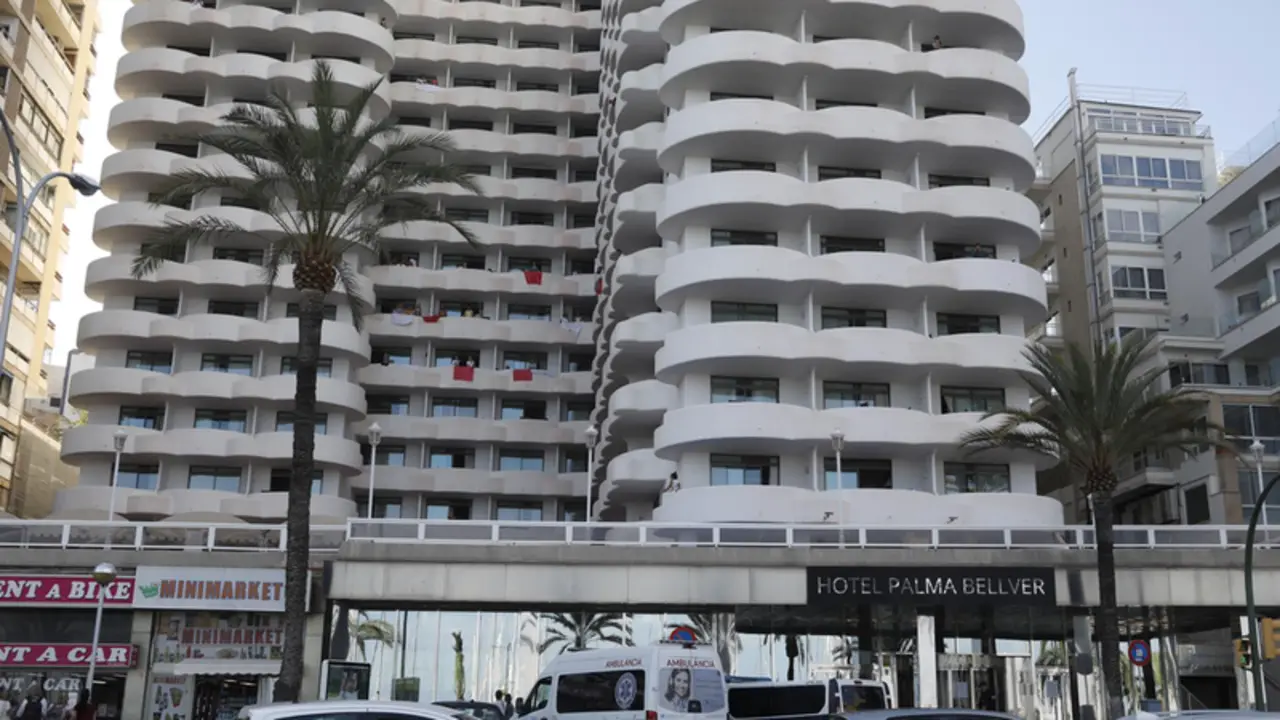  Hotel Palma Bellver, donde est&aacute;n confinados los j&oacute;venes aislados por el 'macrobrote' asociado a viajes de fin de curso. - Clara Margais/dpa 