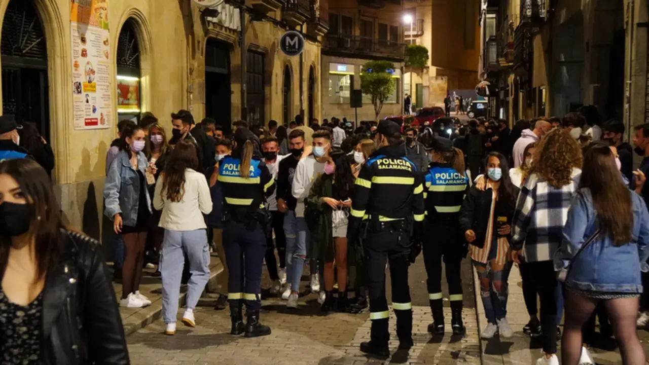  Archivo - Ambiente en las calles de Salamanca cuando se cumple una semana de las masivas concentraciones de chavales en las calles por el fin del toque de queda - Manuel &Aacute;ngel Laya - Europa Press - Archivo 