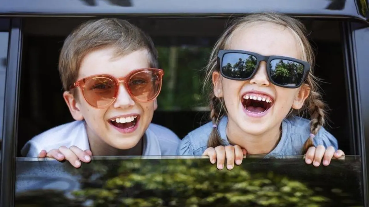  happy-kids-looking-out-the-car-window 