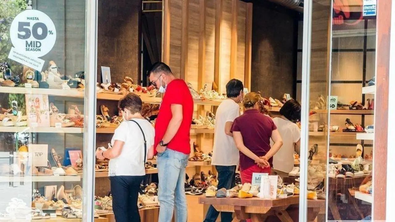  Gente en una zapatería del centro / Pilar Gázquez. 