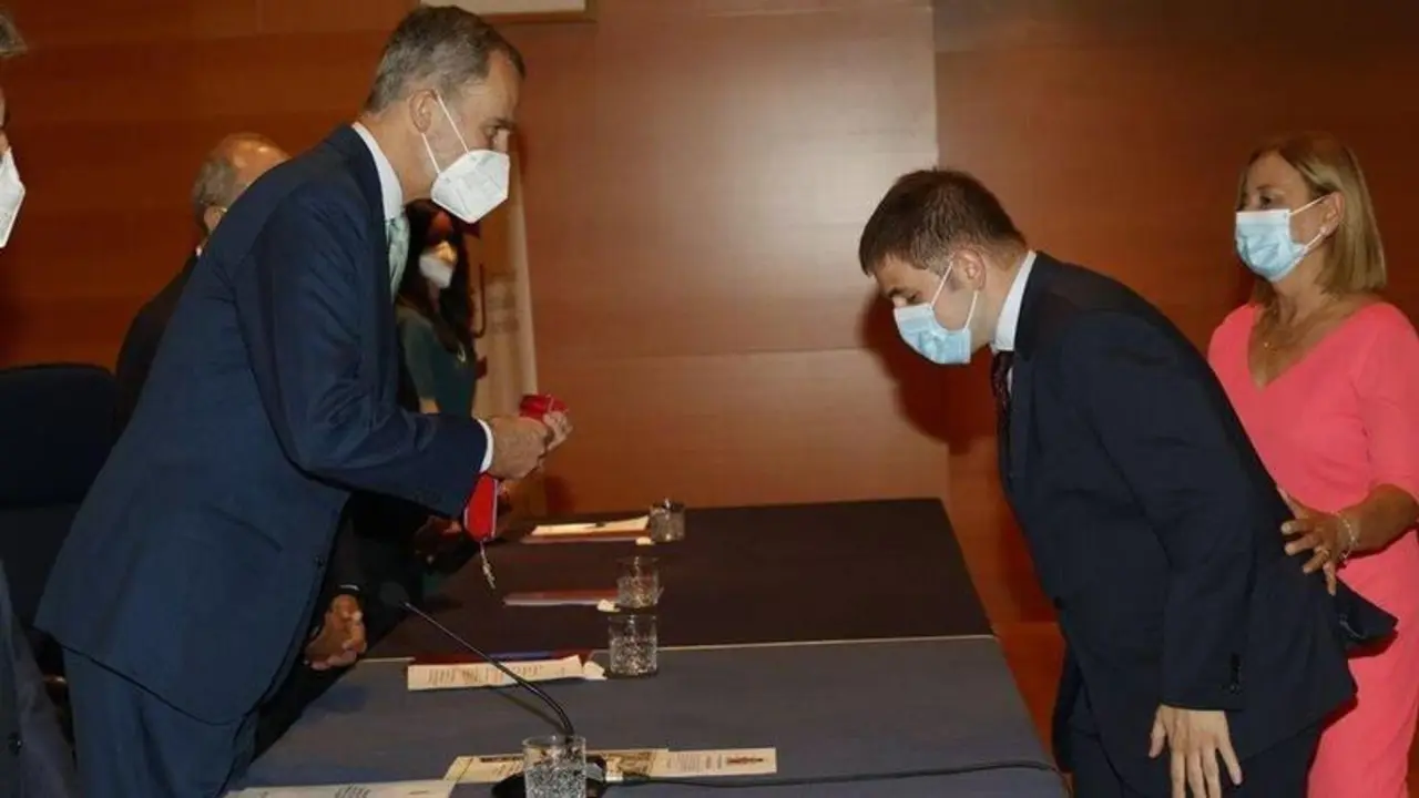  clipping_zybhs9_5744 