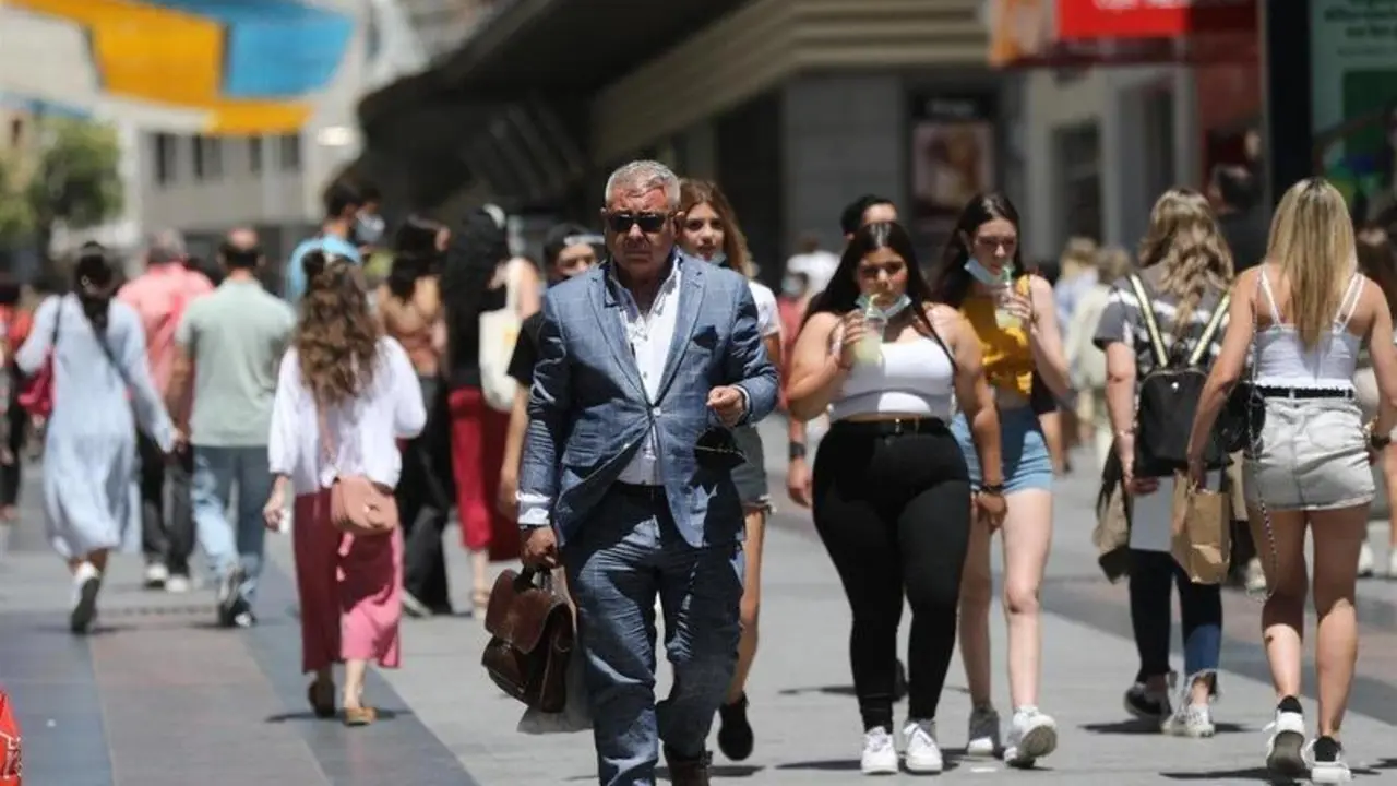  Varias personas caminan sin mascarilla en el centro de la capital, a 28 de junio de 2021, en Madrid, (Espa&ntilde;a). - Isabel Infantes - Europa Press 