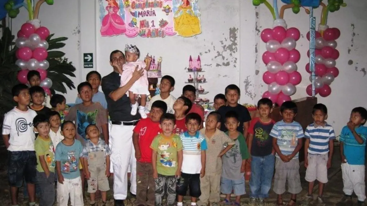  Padre Do&ntilde;oro rodeado de ni&ntilde;os | Hogar Nazaret Facebook 