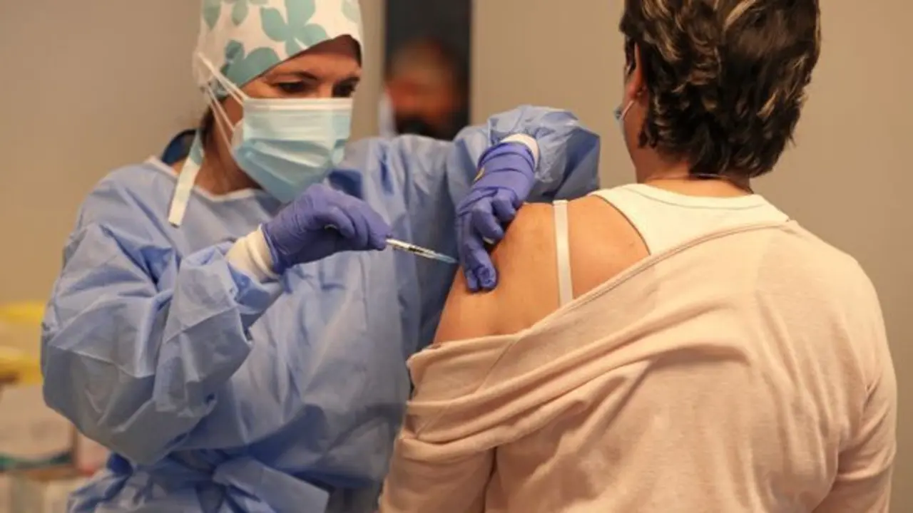  Una sanitaria vacuna a una se&ntilde;ora en Vilafranca del Pened&eacute;s, Barcelona, con la f&oacute;rmula de Pfizer. / Getty Images 