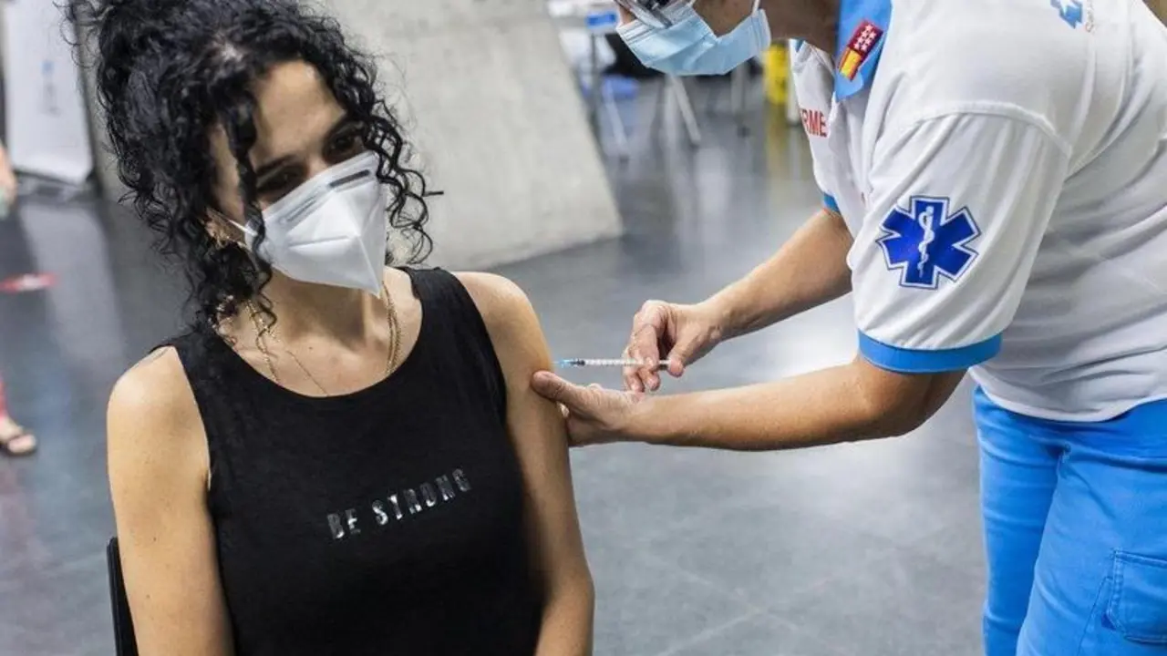  Un sanitario administra una dosis de la vacuna de Pfizer a una mujer en el Wizink Center durante la primera noche en la que el recinto est&aacute; abierto a la vacunaci&oacute;n, a 1 de julio de 2021, en Madrid (Espa&ntilde;a). - Alejandro Mart&iacute;nez V&eacute;lez - Europa Press 