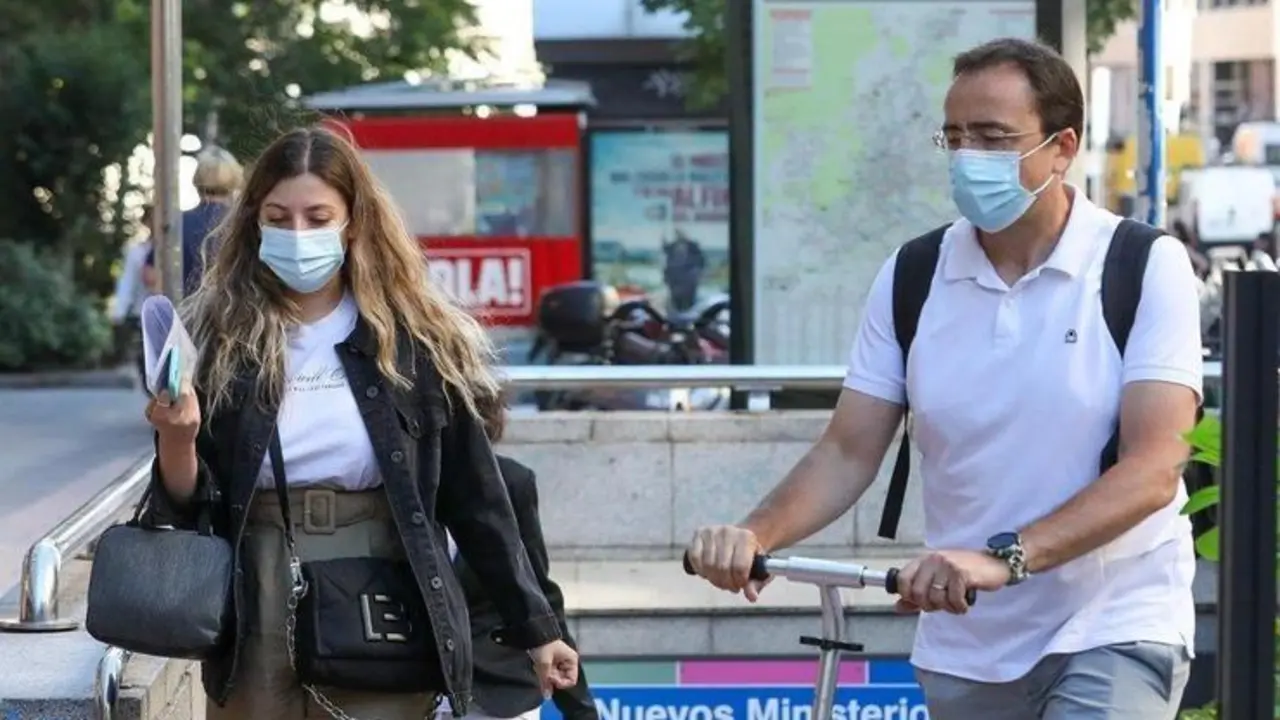  Varias personas salen del metro en las inmediaciones de Nuevos Ministerios 