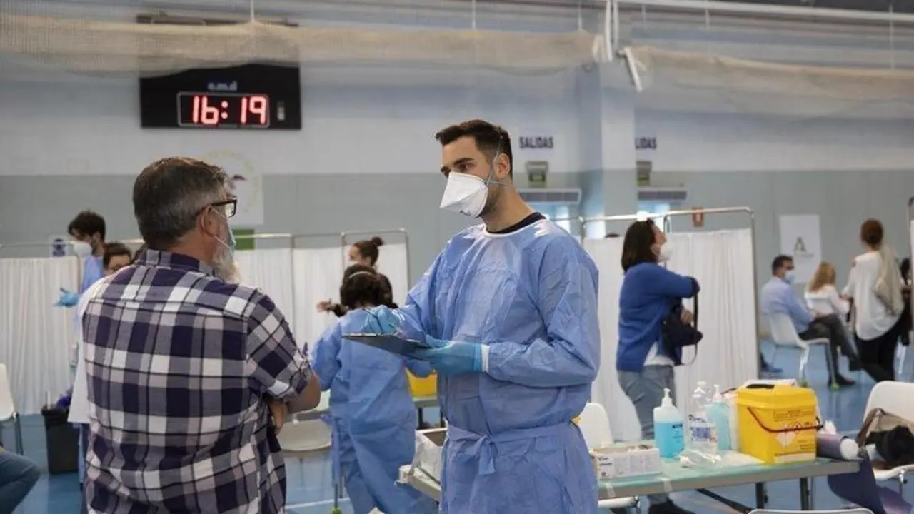  Vacunaci&oacute;n en el pabell&oacute;n SADUS Sevilla. // EP 