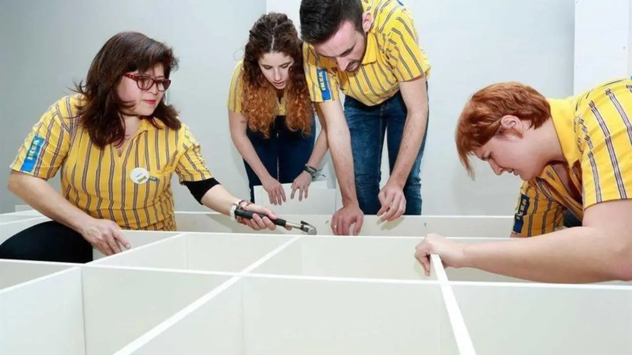  Montadores de Ikea. Imagen de archivo de 2017 - IKEA 