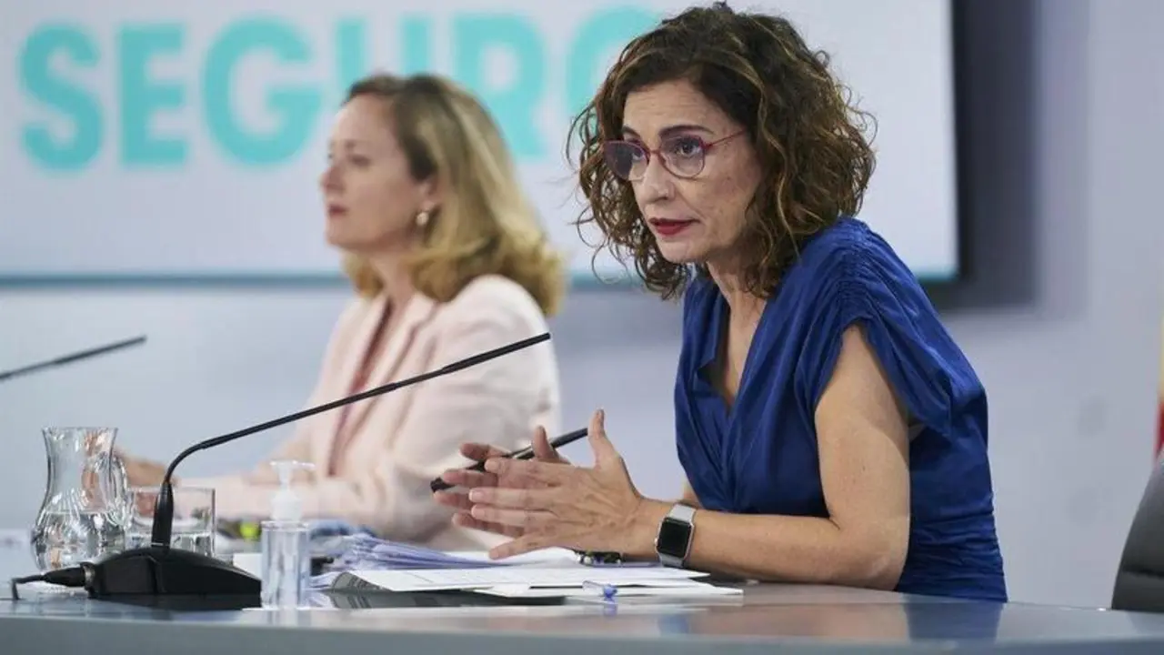  La vicepresidenta segunda y ministra de Asuntos Econ&oacute;micos y Transformaci&oacute;n Digital, Nadia Calvi&ntilde;o (i), y la ministra de Hacienda y portavoz del Gobierno, Mar&iacute;a Jes&uacute;s Montero, intervienen en una rueda de prensa posterior al Consejo de Ministros, a 6 de ju - A. P&eacute;rez Meca. POOL/Europa Press - Europa Press 