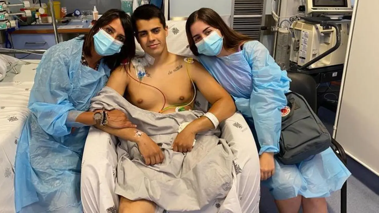  &Aacute;lvaro con dos enfermeras tras su intervenci&oacute;n. Imagen oficial de la campa&ntilde;a crowdfunding &lsquo;&Eacute;chale un pie a &Aacute;lvaro&rsquo; - GoFundMe 