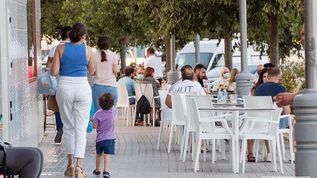  Ambiente en una terraza en la Avenida del Aeropuerto / Pilar Gázquez. 